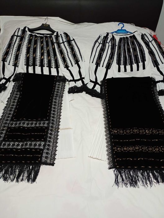 Vând costume tradiționale