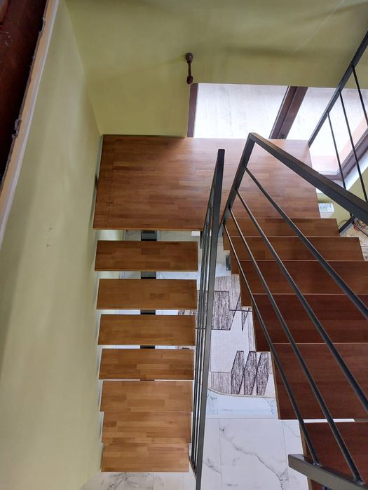 Scari metalice cu trepte din lemn