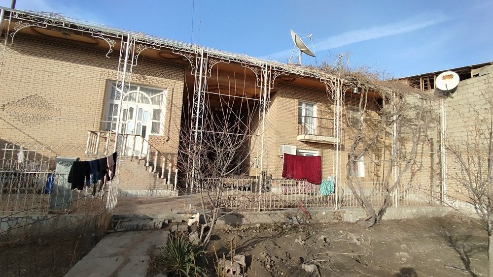 Ховли сотилади 2 этажли