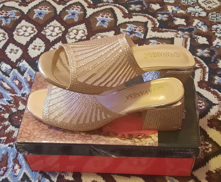 Oyoqlari yoyilgan kelinlar