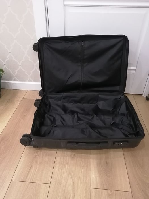 Продам средний чемодан.