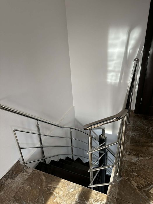 Vând scara interioară cu stâlp central și mâna curenta din inox. 
Scar