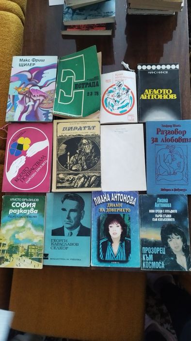 Продавам книги...