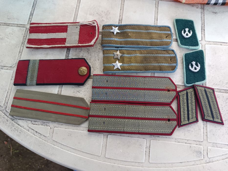 Стари военни фуражки униформи пагони вензели