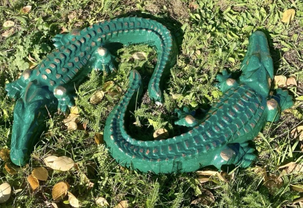 Скульптура из бетона крокодил