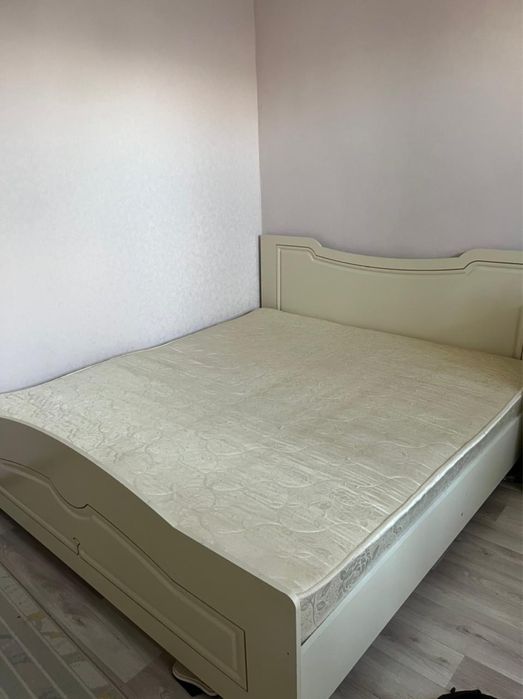 Продам кровать с матрасом