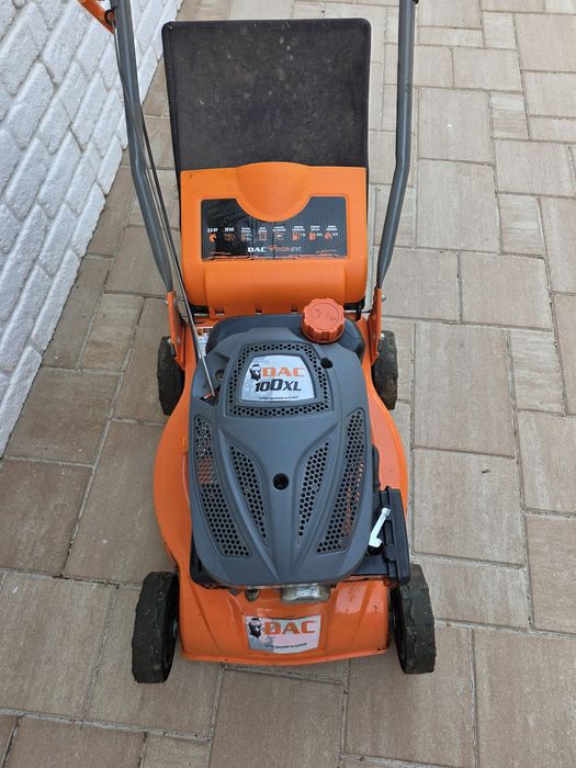 Mașina de tuns iarba Ruris 100 XL