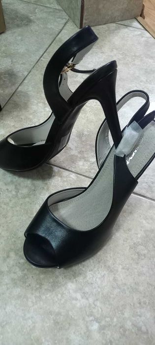 Sandale 37 ,noi,made Romania