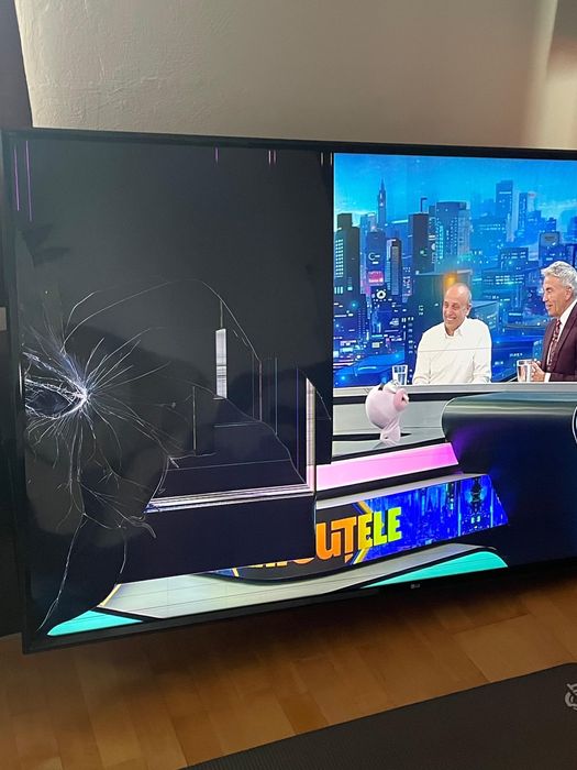 Televizor LG diag. 165 cm ecran spart