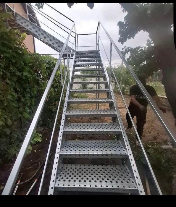 Scări metalice galvanizate la diferite dimensiuni oferim transport în