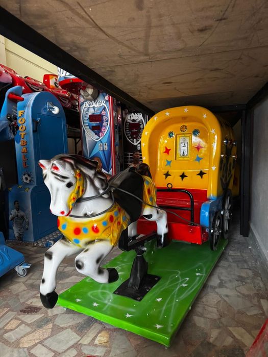 Клатушка работи на евро музика светлини