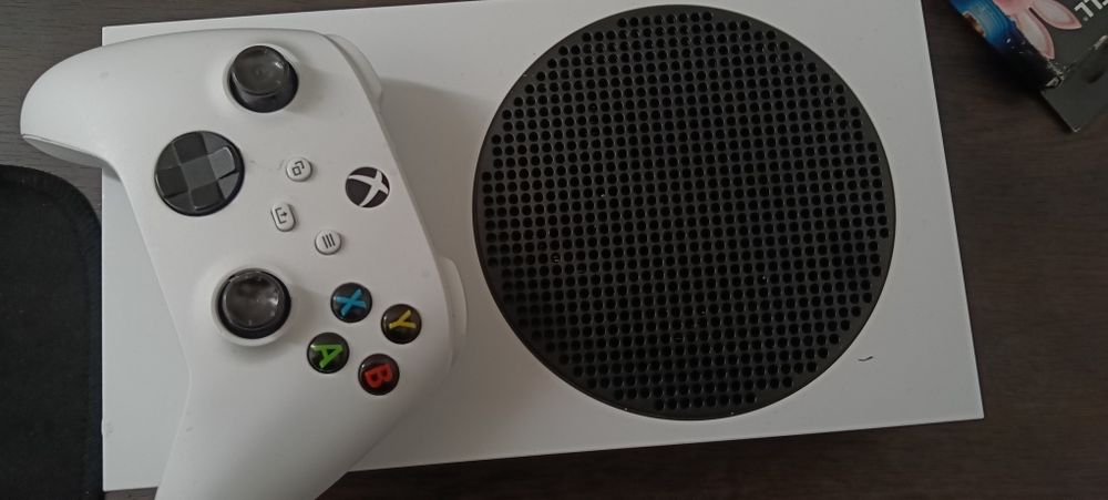 vând Xbox nou lam folosit de 3 ori am și cutie