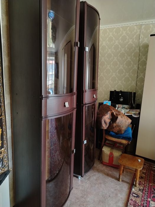Срочно продам 2 шкафа тёмного цвета.