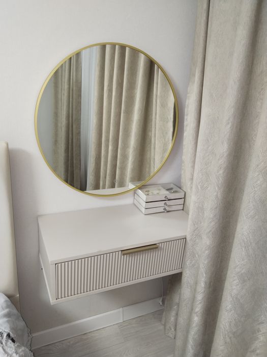 Продаётся туалетный столик с зеркалом