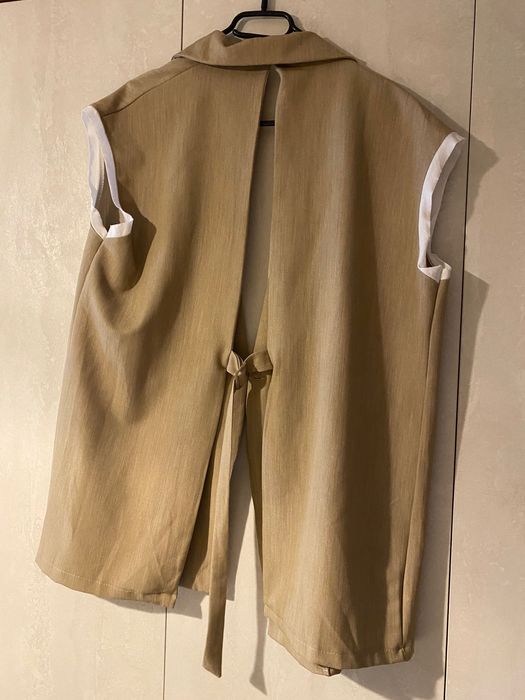 Костюм елек с гол гръб и панталон