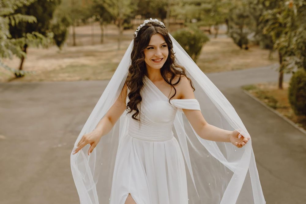 Rochie de mireasa + voal lung cu perlute + tiara Selebry