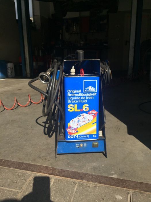 Смяна на спирачна течност с машина под налягане