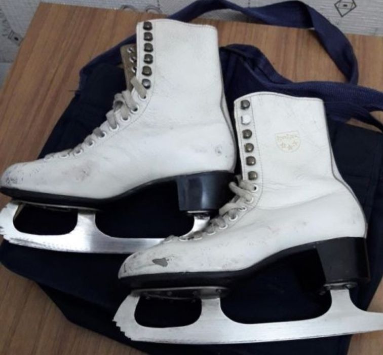 Продам женские фигурные коньки
