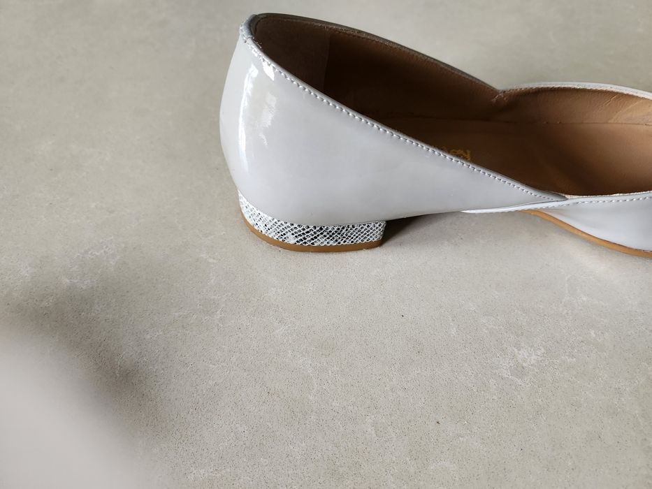 Елегантни обувки на английската марка Russell  Bromley
