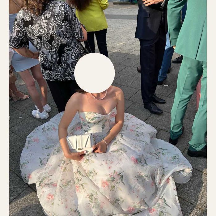 Бутикова рокля с кринолин