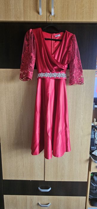 Rochie elegantă de zi / soacră, Mărimea 40/M – Roșu satinat, stare impecabilă
​Mărime: 40 / M