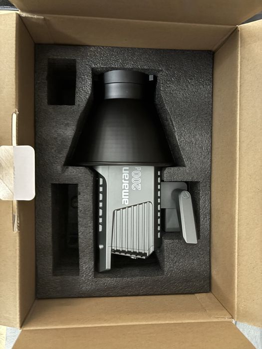 Aputure Amaran 200d + Softbox Lightdome SE