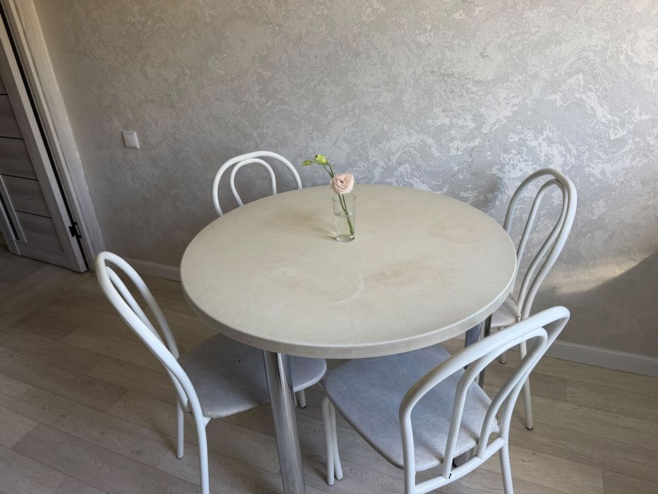 Продам кухонный стол со стульями