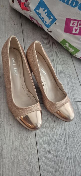 Vand pantofi dama măsura 38