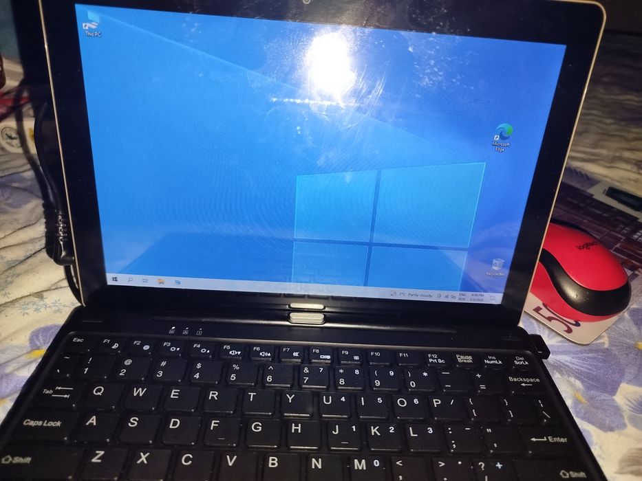 Vând tableta laptop 2 in 1  myria cu Windows 10