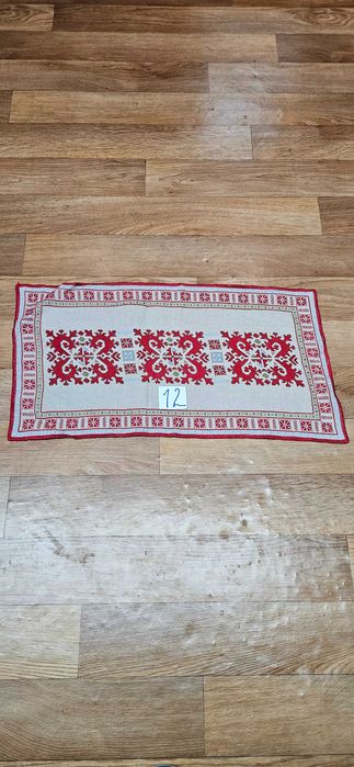 Продавам ръчно бродирани карета,различни размери.