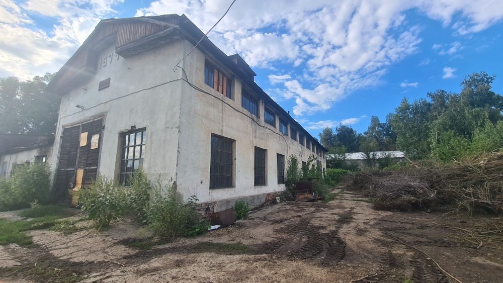 Промбаза, цех с оборудованием