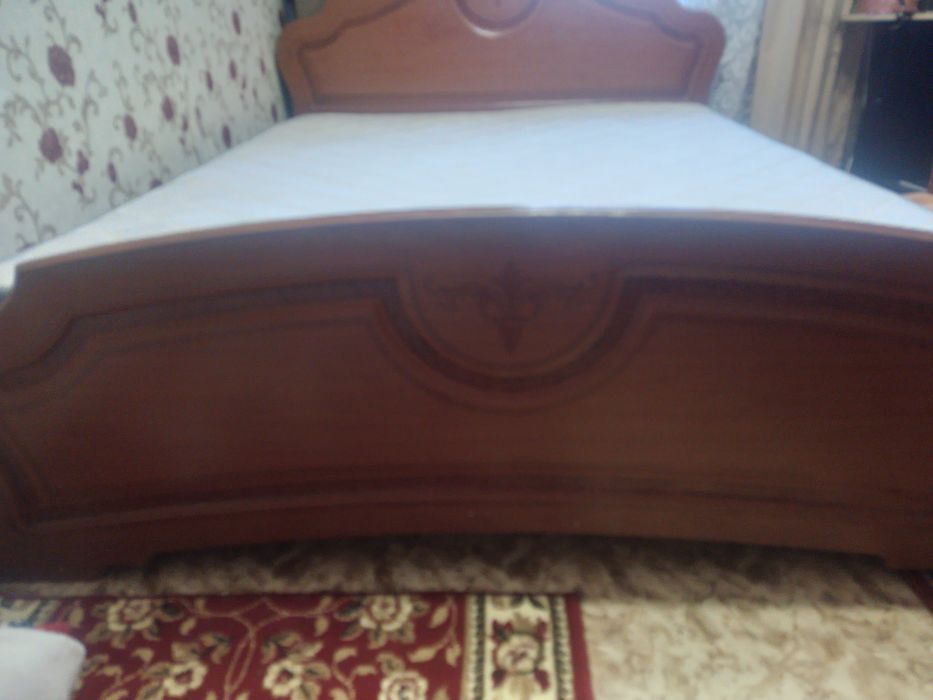 Мебель сппльня кровать и комод.