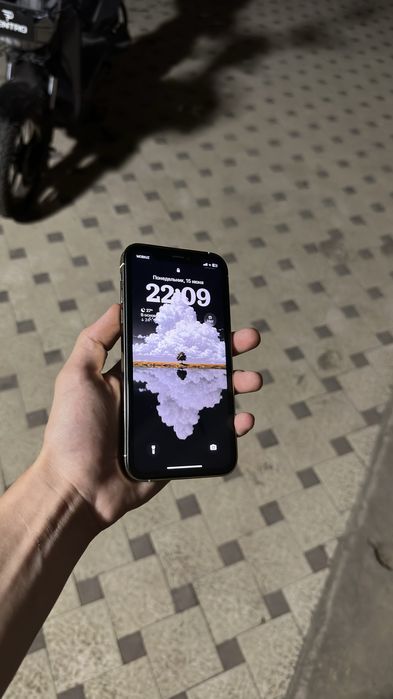 Iphone Xr korpus taqilgan ideal tel fes tru tone bor