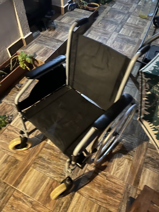 Scaun rulant foarte putin utilizat