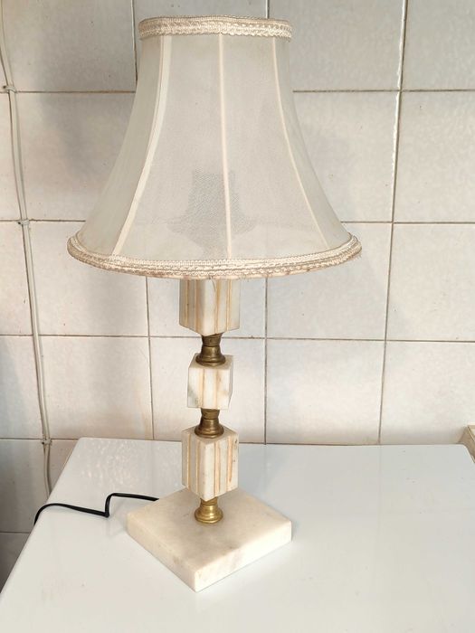 Супер Качествена БЯЛА МРАМОРНА Българска Настолна Соц Лампа