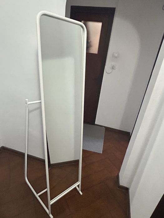 Oglindă mare cu suport pentru haine – modernă și practică
