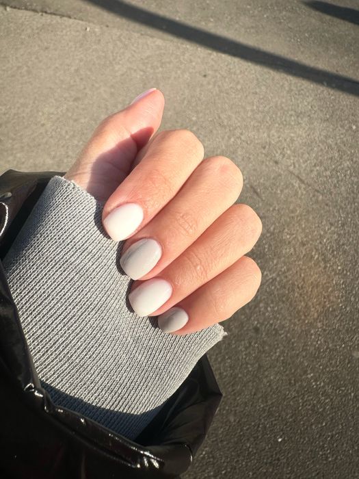 Realizez manichiura cu gel