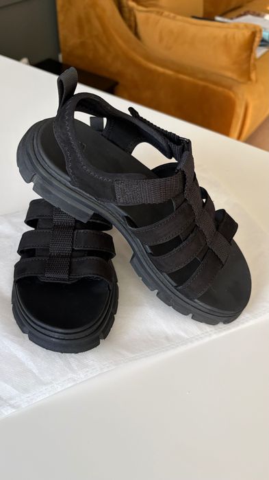Vând încălțăminte în stare foarte bună (Ugg, Nike etc)
