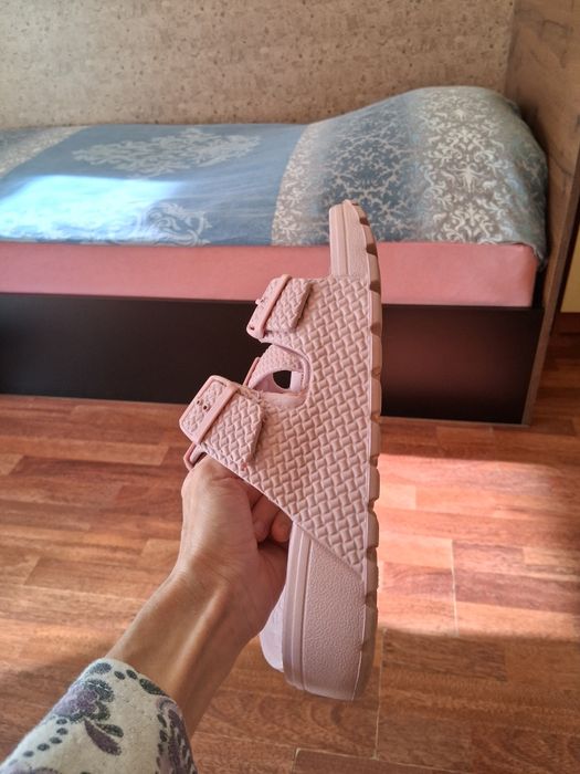 Чехли - черни и розови