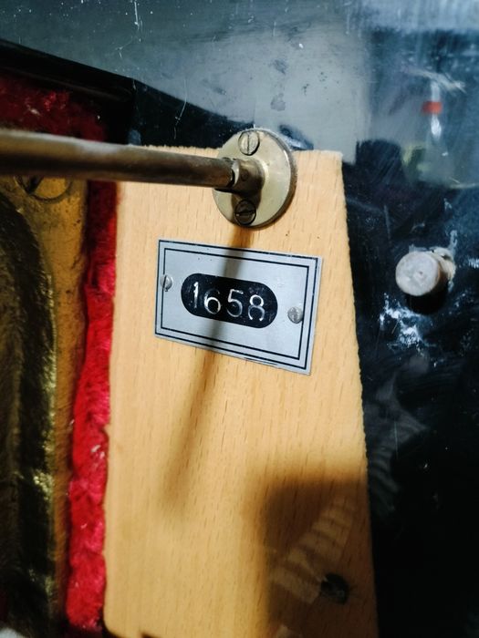 Vând o pianina Doina din anul 1983