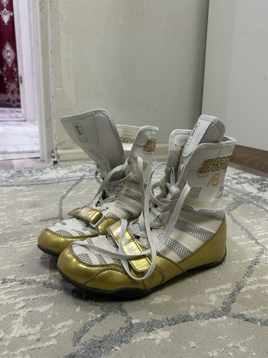 Белый боксеркы в хорошом состояние