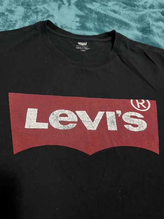 Tricou Levi’s.