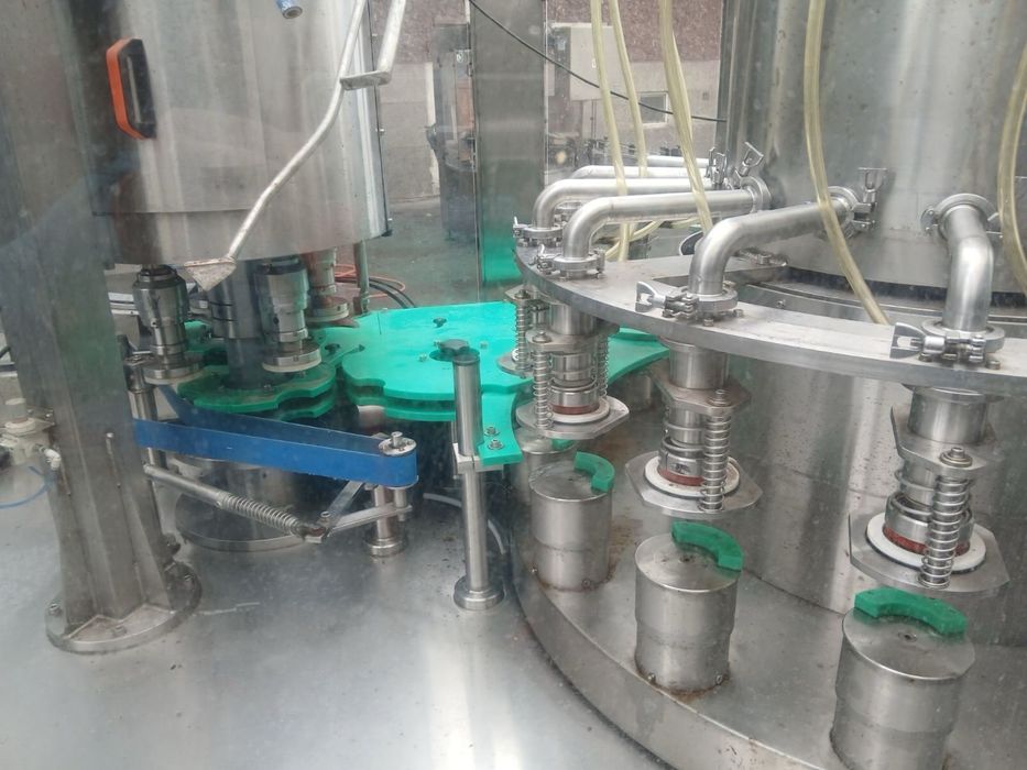 Автоматична дозираща и затваряща кароселна моноблок машина Betafest