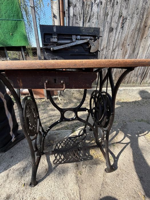 Mașină de cusut de colecție „The Best Sewing Machine” – completă, cu masă și pedală originale
