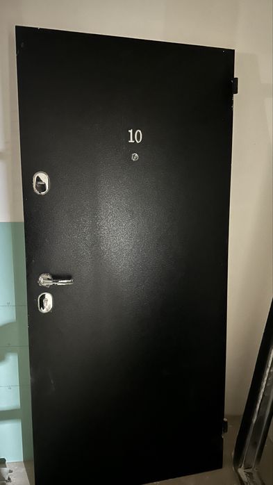 Продам новую входную дверь