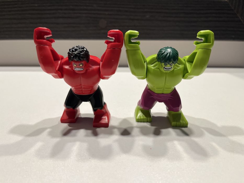 Lego Hulk vs Red Hulk original