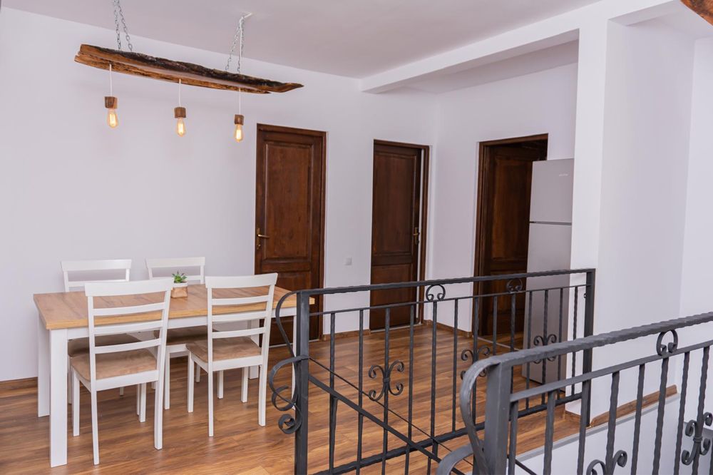 Ultracentral Enescu Apartament decomandat 1 camera privata cu bucatarie comuna utilata