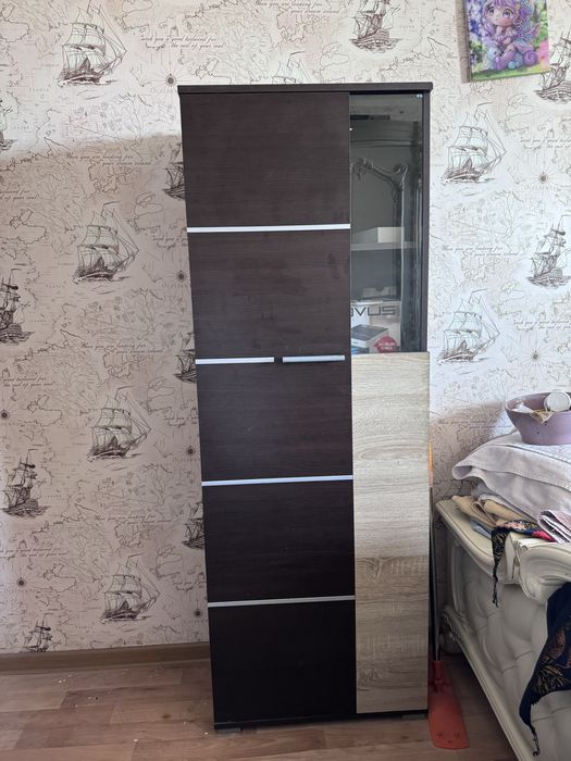 Шкаф с полками внутри