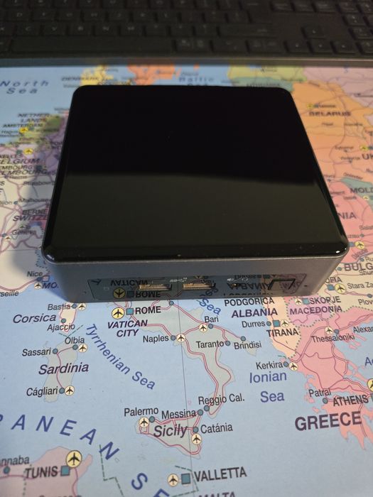 Intel NUC 8 core i5 8259U 8GB RAM 512 SSD