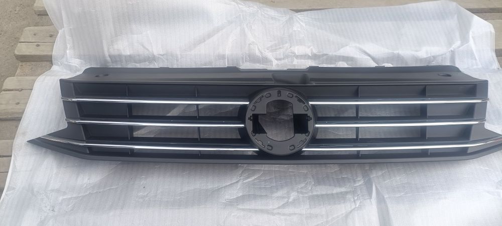 Передняя решётка радиатора   новая